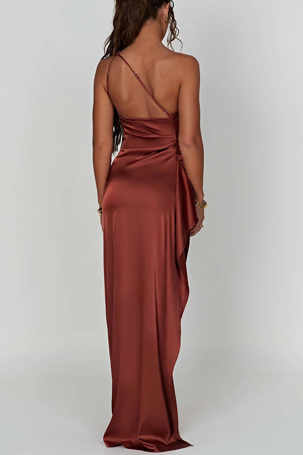 Robe longue fendue en satin drapée à une épaule