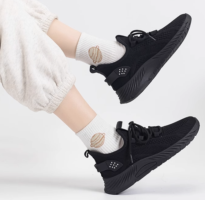 2025 New Lightweight Breathable Sports Tennis Shoes