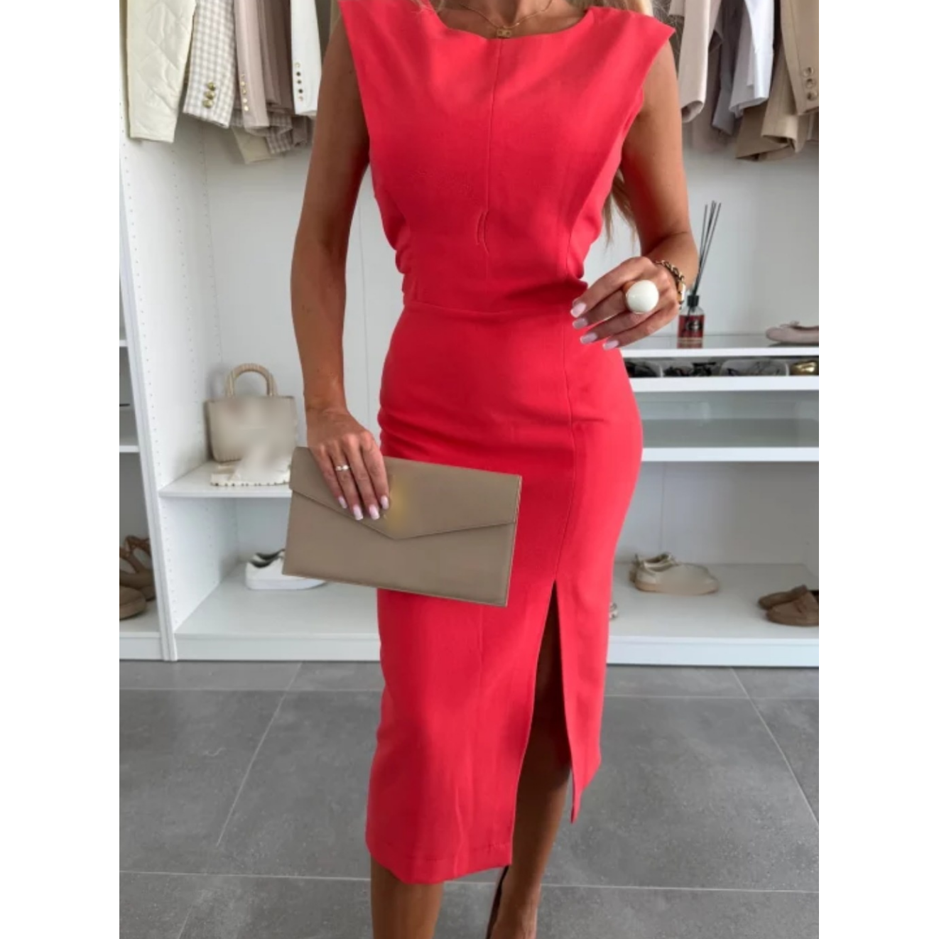 Élégante robe fendue sans manches
