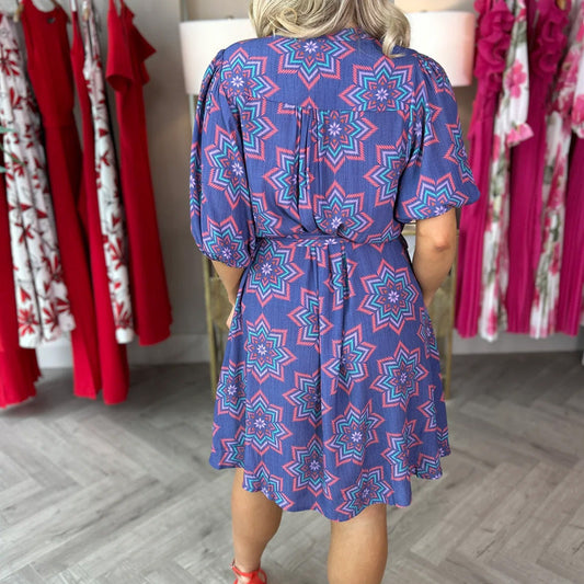 Elégante robe imprimée pour femme avec décolleté en V