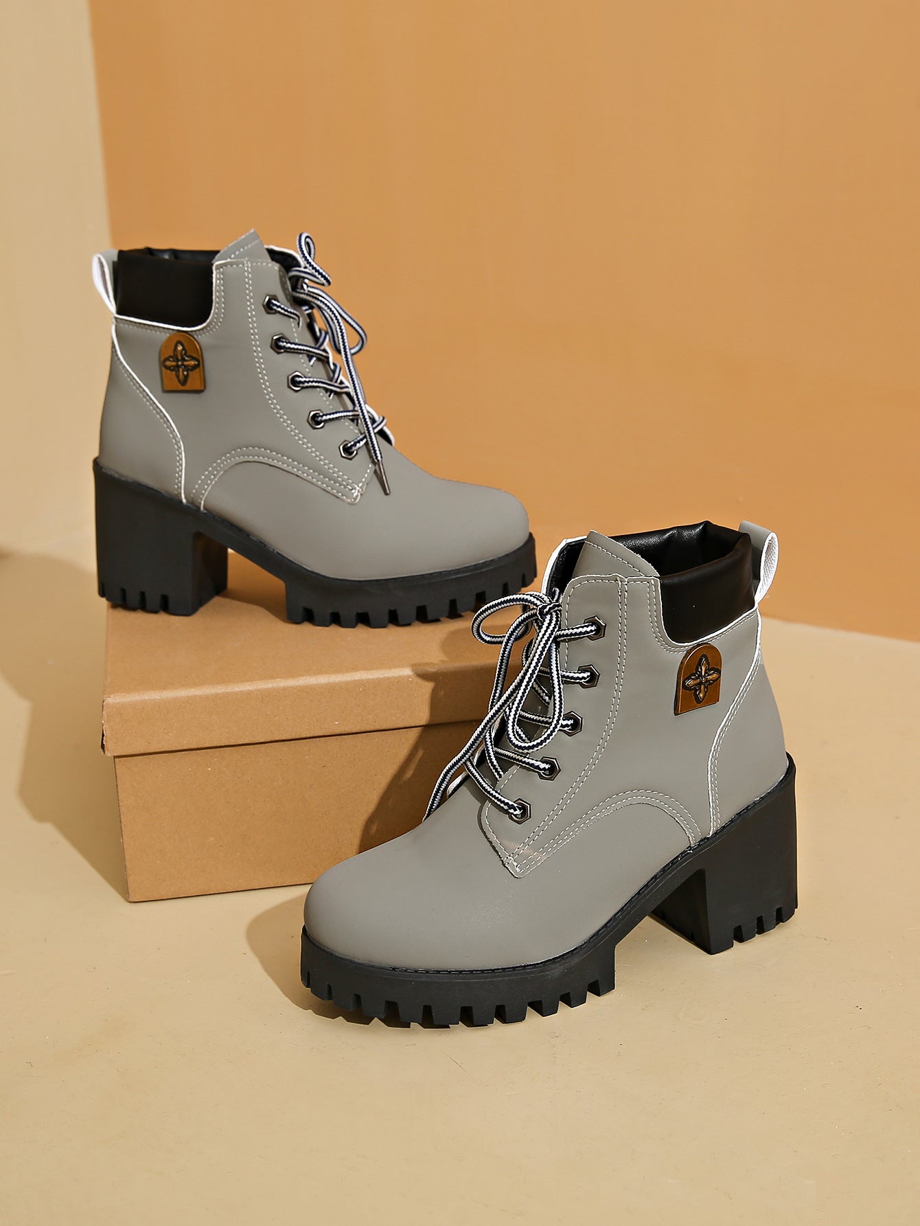 🔥【35-42】 👢✨2025 Nouveauté pour cet automne : bottines à talons épais et semelles compensées – modèle rétro à lacets pour femmes