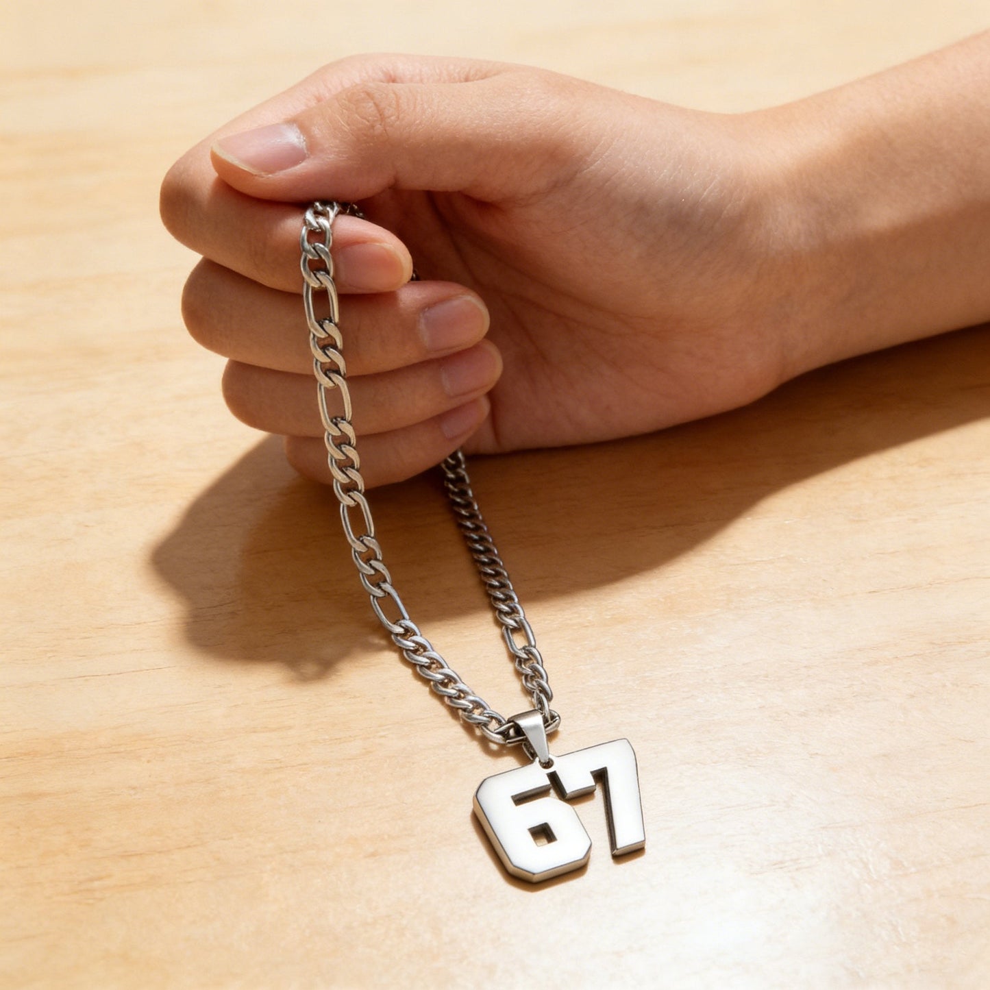 ⛄ Offre Spéciale Hiver：60 % de réduction🔥Exprimez-Vous avec le Pendentif Chiffre 67 - Un Accessoire Unique & Audacieux