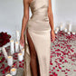 Robe longue fendue en satin drapée à une épaule