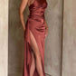 Robe longue fendue en satin drapée à une épaule