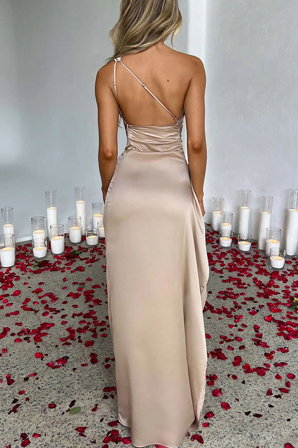 Robe longue fendue en satin drapée à une épaule