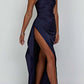 Robe longue fendue en satin drapée à une épaule