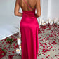 Robe longue fendue en satin drapée à une épaule