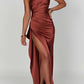 Robe longue fendue en satin drapée à une épaule