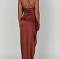 Robe longue fendue en satin drapée à une épaule