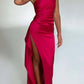 Robe longue fendue en satin drapée à une épaule