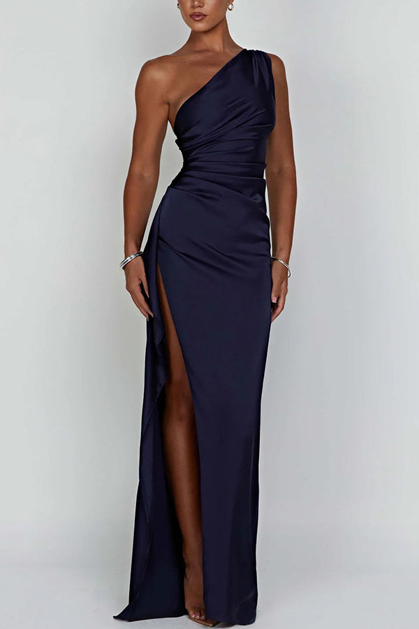 Robe longue fendue en satin drapée à une épaule