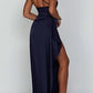 Robe longue fendue en satin drapée à une épaule