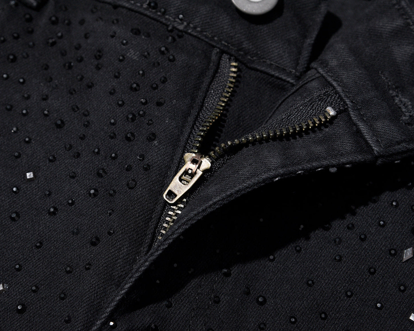 Jean slim noir orné de strass