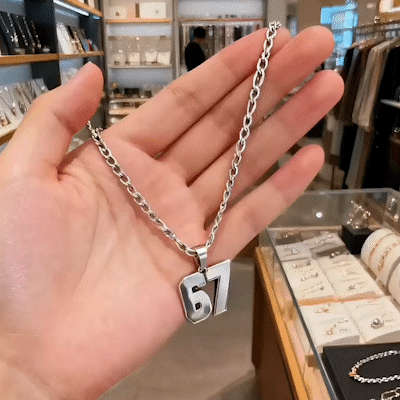 ⛄ Offre Spéciale Hiver：60 % de réduction🔥Exprimez-Vous avec le Pendentif Chiffre 67 - Un Accessoire Unique & Audacieux