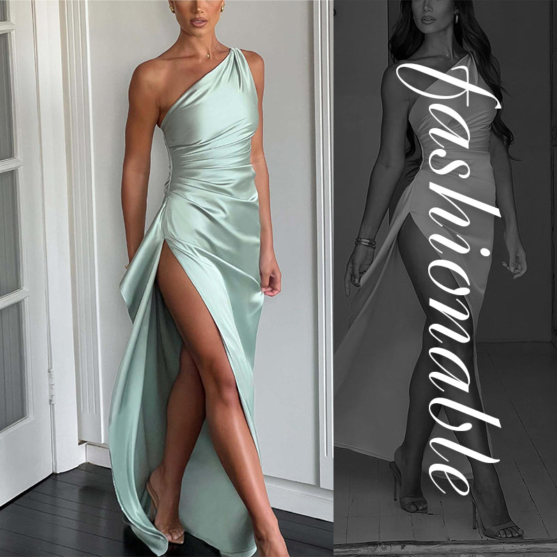 Robe longue fendue en satin drapée à une épaule