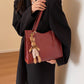 Sac à bandoulière tendance pour femmes avec pendentif poupée