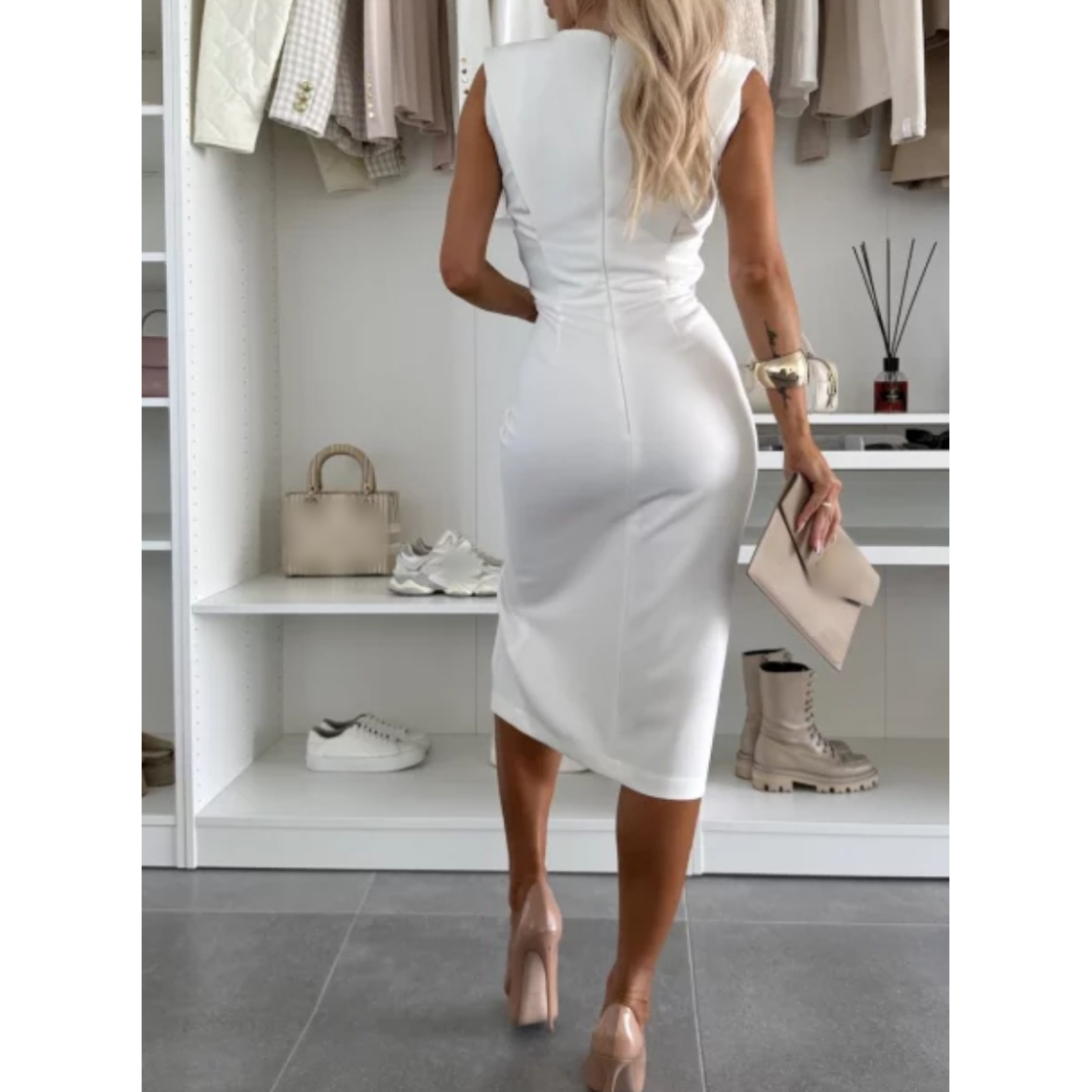 Élégante robe fendue sans manches