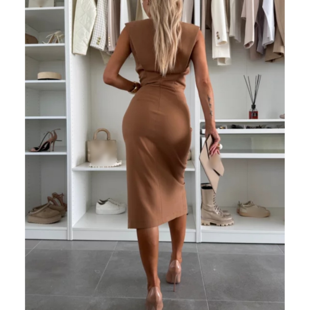 Élégante robe fendue sans manches