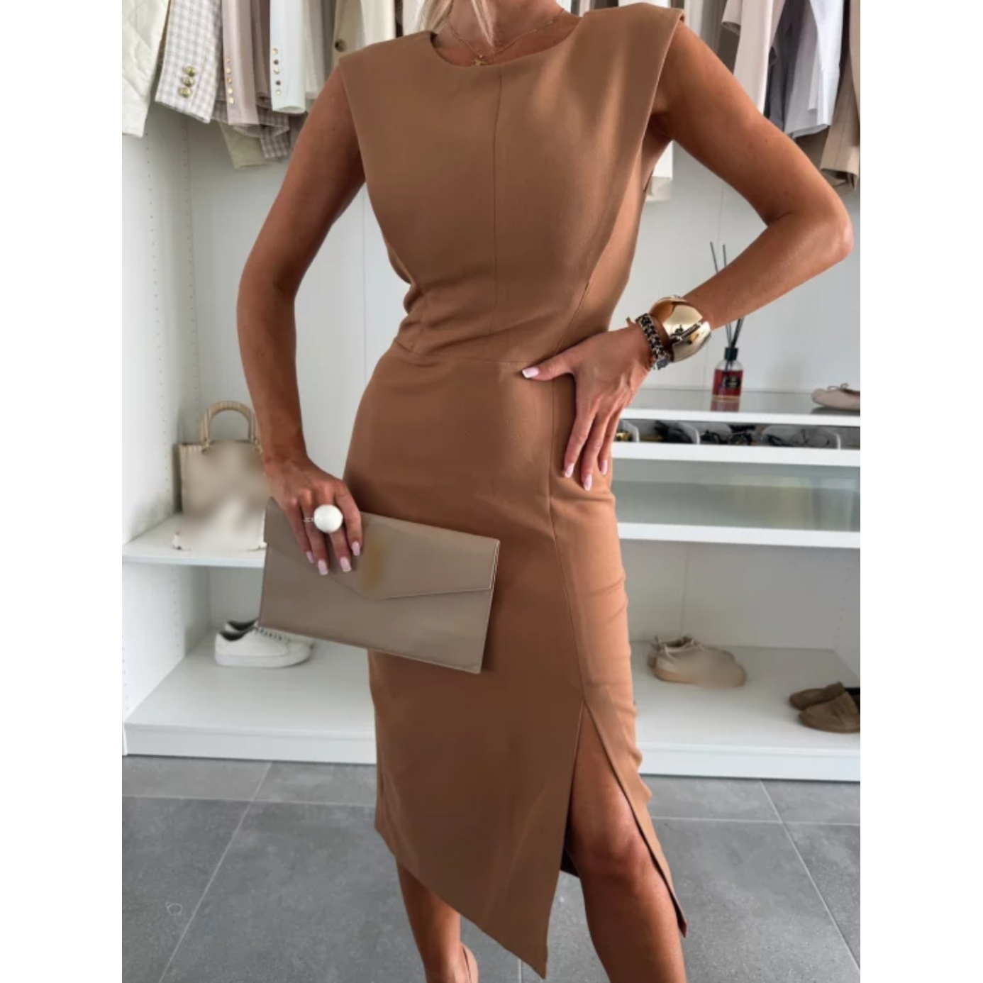Élégante robe fendue sans manches