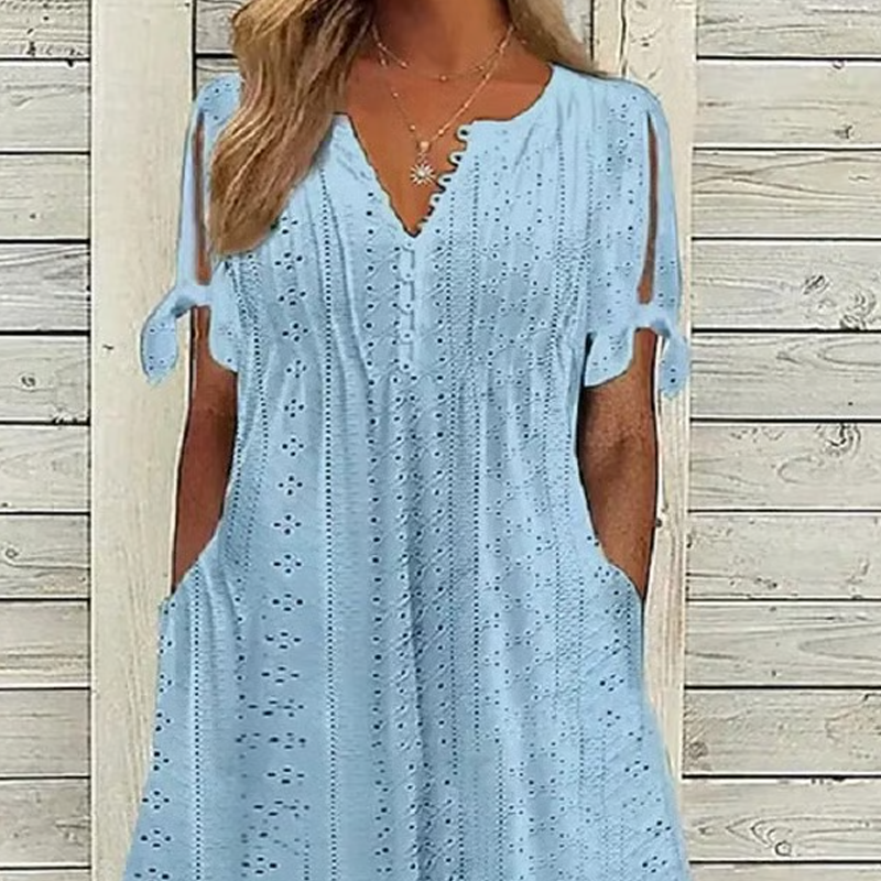 👗 50% DE RÉDUCTION ✨ Robe élégante femme avec décolleté en V et découpes – Taille fluide, respirante & parfaite pour les soirées d’été ou les occasions spéciales 💃