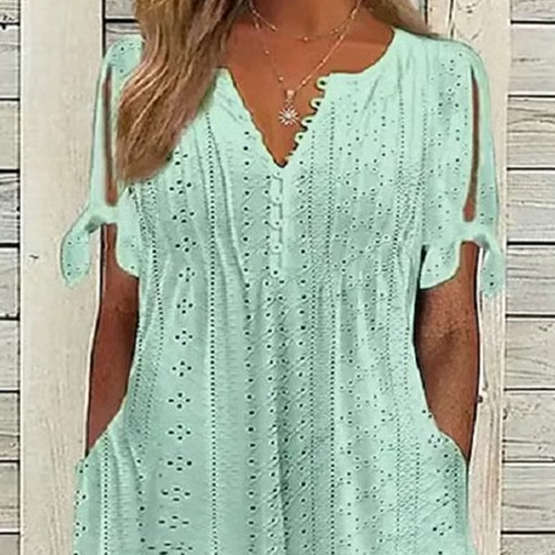 👗 50% DE RÉDUCTION ✨ Robe élégante femme avec décolleté en V et découpes – Taille fluide, respirante & parfaite pour les soirées d’été ou les occasions spéciales 💃