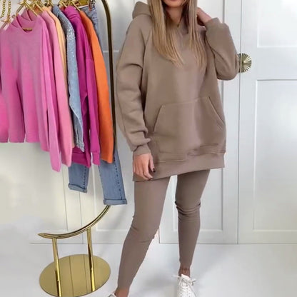 Ensemble élégant composé d'un sweat à capuche et d'un pantalon pour femmes