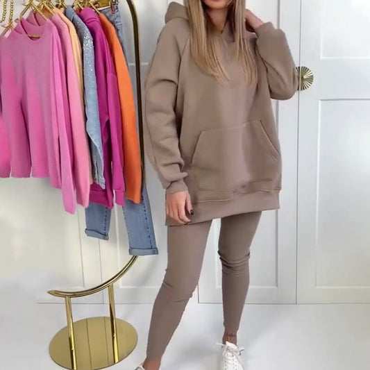 Ensemble élégant composé d'un sweat à capuche et d'un pantalon pour femmes