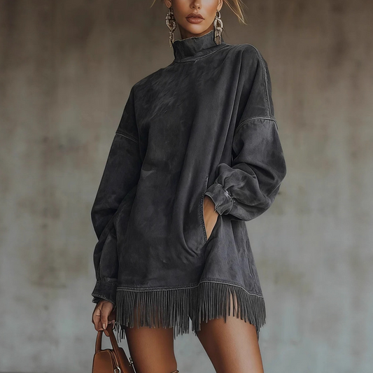 Robe décontractée à col roulé et poche, avec ourlet à pompons