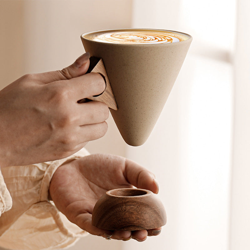 Tasse à café vintage avec anse en bois et soucoupe
