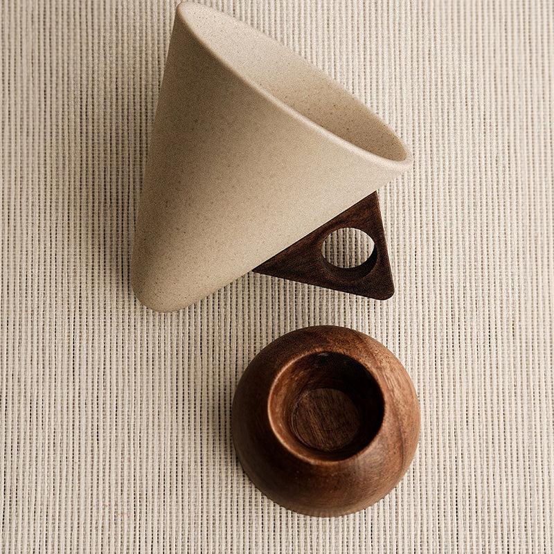 Tasse à café vintage avec anse en bois et soucoupe