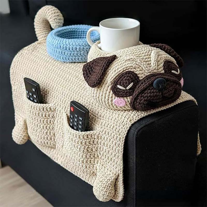 🐶 60% de réduction! 🛋️ Organisateur de Fauteuil en Forme de Chien – Multi-poches, Porte-gobelet Anti-débordement & Crocheté à la Main ✨