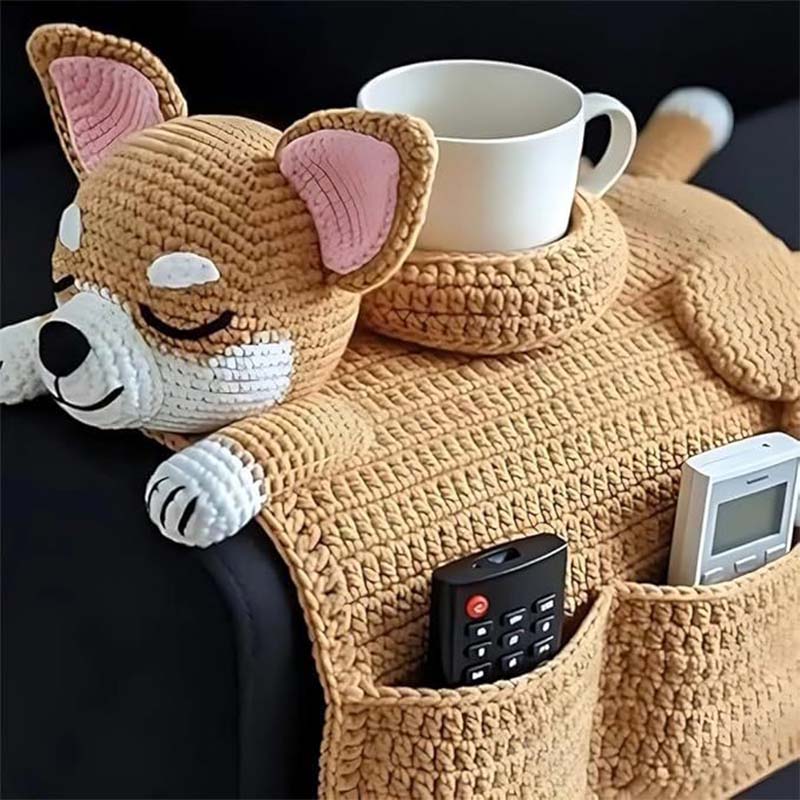 🐶 60% de réduction! 🛋️ Organisateur de Fauteuil en Forme de Chien – Multi-poches, Porte-gobelet Anti-débordement & Crocheté à la Main ✨