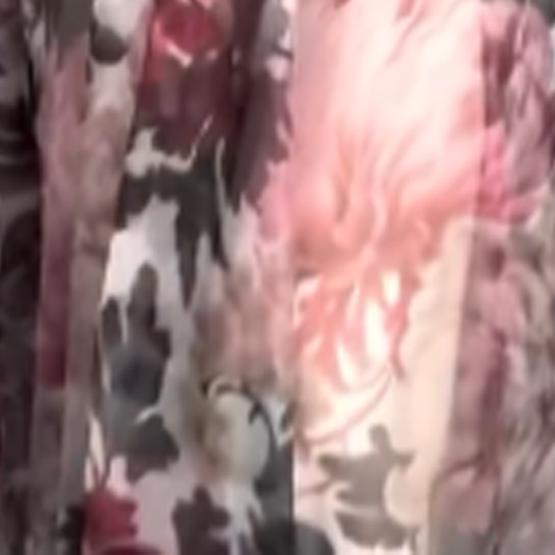 Ensemble 2 pièces élégant composé d'un haut en maille à fleurs et d'une jupe midi