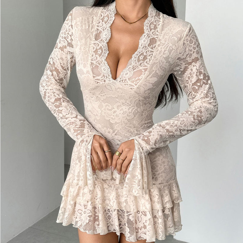 Élégante robe à encolure en V en dentelle avec bordure à volants