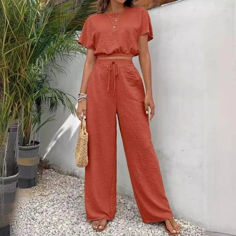 Ensemble deux pièces pour femme composé d'un haut à manches courtes et d'un pantalon droit ample