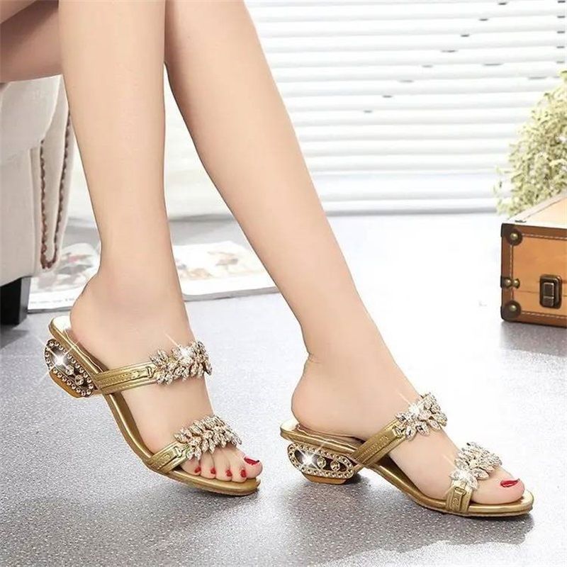 📢📢 Dernier jour – 50 % de réduction !! ⏰ Sandales femmes tendance – Talon plat, strass et ornements métalliques 👡 Pour l'été et le quotidien