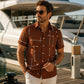 👔 -50% ! 📐 Chemise Homme à Imprimé Géométrique – Coupe Décontractée & Manches Courtes – Tissu Doux & Tombant Fluide pour Plage et Vacances 🌴